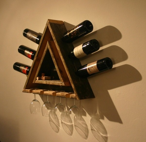 Postavte si svoje vlastné stojany na víno, poháre na drevo v tvare trojuholníka Stojany na víno si urobte sami nástenné drevené poháre v tvare trojuholníka