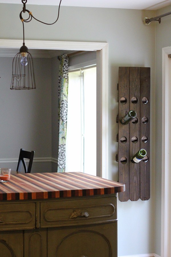 Postavte si vlastné stojany na víno steny z drevených dosiek