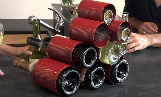 Vyrobte si stojany na víno plechovky natreté červenou farbou Stojany na víno sami vyrábate plechové plechovky natreté červenou farbou