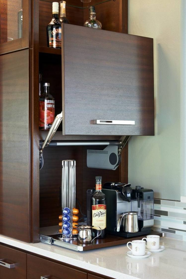 elektrické spotrebiče-v-kuchyni-rade-kávovare-skrini-tmavé