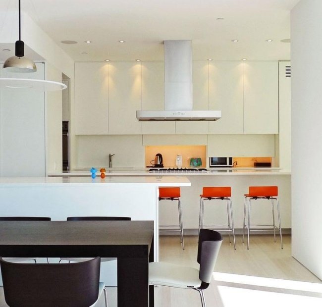 kuchynská linka biele bezúchytkové čela skrývajú elektrické spotrebiče