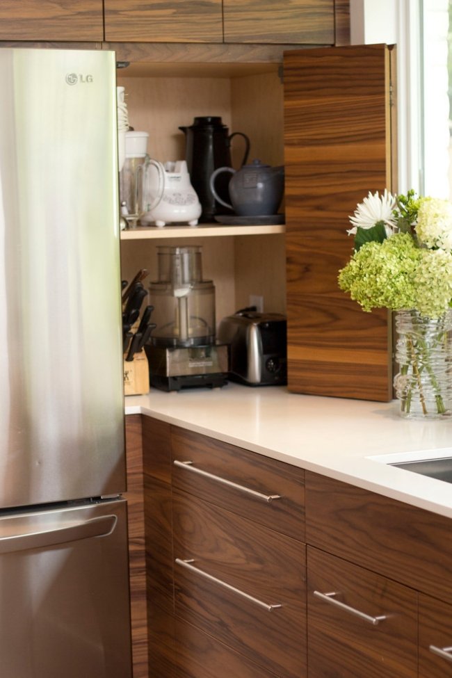 drevená kuchynská linka elektrické spotrebiče skryť klopu poličku vo dverách