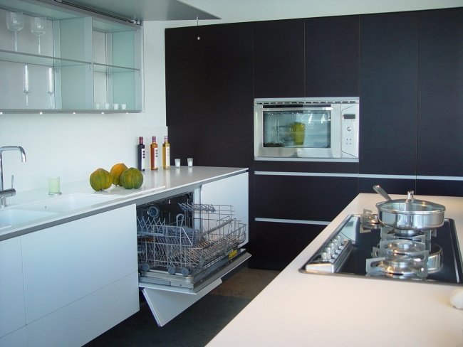 elektrické spotrebiče v kuchynskej linke skrývajú biele fronty umývačky riadu