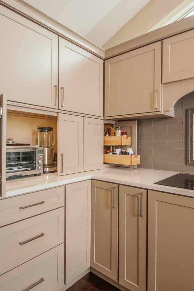 béžová kuchynská linka elektrické spotrebiče skrývajú dvere skrinky