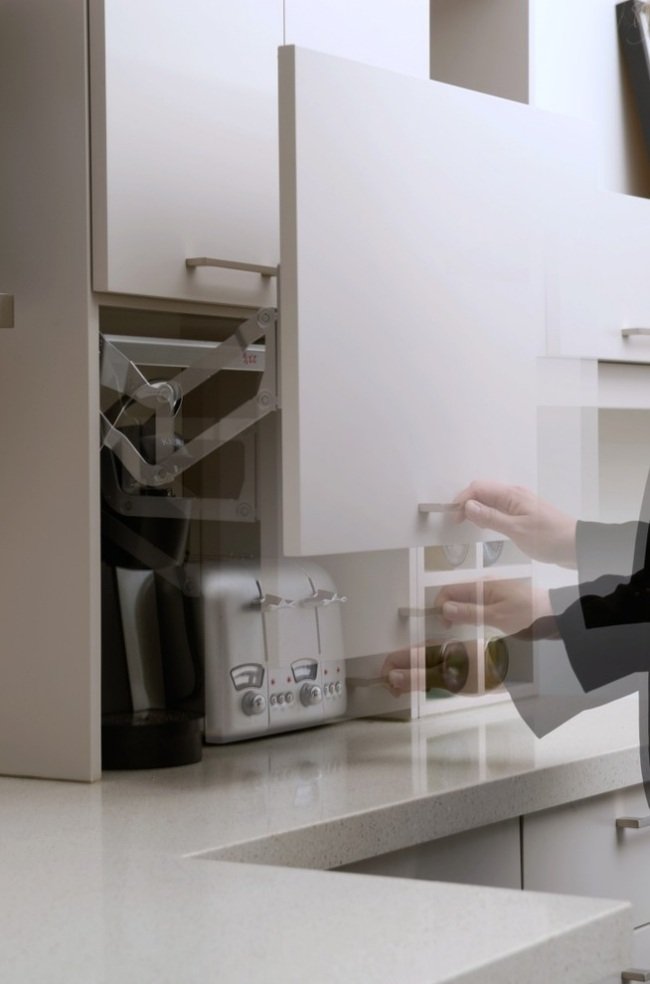 nápady skryť elektrické spotrebiče v garážových dverách kuchynského kúta