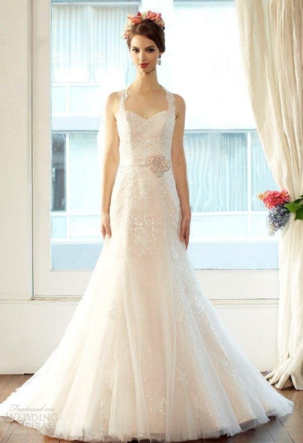 Dlhá sukňa, opasok s kvetinovou ozdobou, tenké ramienka sukne-tyl-svadobna-móda-leto-2014