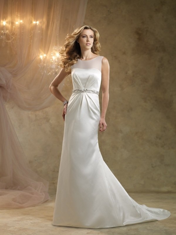 Dlhý vlak, v strede elegantná drapéria nevesta-šaty-nápad-móda-2014-klasika