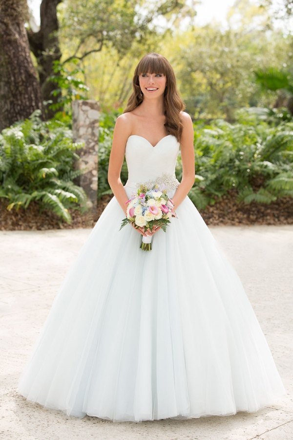 Podprsenka má srdcový výstrih princezná-nevesta-módne šaty-2014-leto