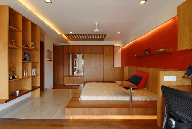 spálňa drevený nábytok zavesený strop červená prízvuk stena spálňa-drevený-nábytok-zavesený-strop-červeno-akcentovaná stena