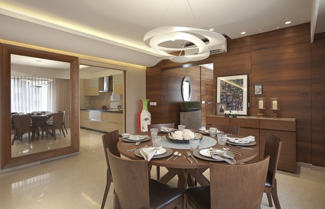 jedálenský kút okrúhly drevený jedálenský stôl stoličky nástenné zrkadlo opticky zväčšiť jedálenský kút-okrúhle-drevo-jedálenský-stôl-stoličky-stena-zrkadlo-opticky-zväčšiť