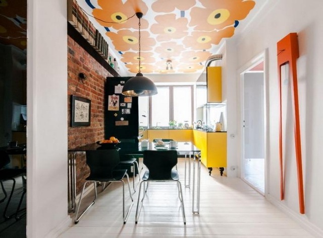 nápady na dizajn kuchyne s-farbou-oranžovým-kvetinovým stropom