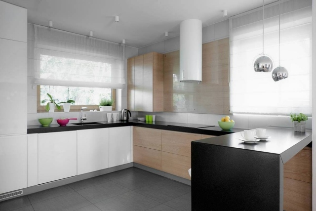 kuchyňa-tvar-u-jedálenský-pult-biela-drevo-čierna-pracovná doska