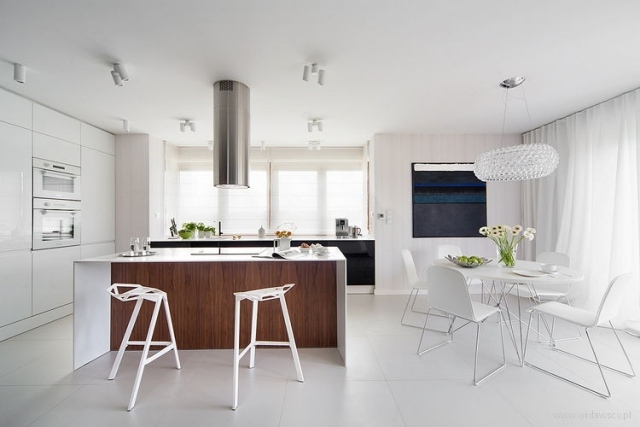 kuchyňa-ostrov-drevený predný-moderný-biely-jedálenský kút