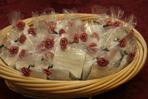 svadobný nápad s mini ružami a taškami