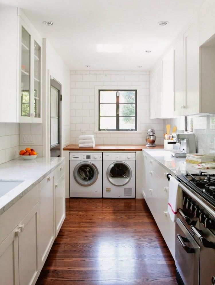 malá predĺžená kuchyňa v bielej farbe s drevenou podlahou moderná práčovňa-biela-obyčajná-drevená-podlaha-malá kuchynka