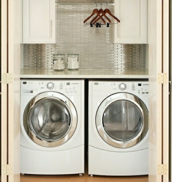 malá práčovňa, kachľové zrkadlo malé zrkadlo na práčovňu