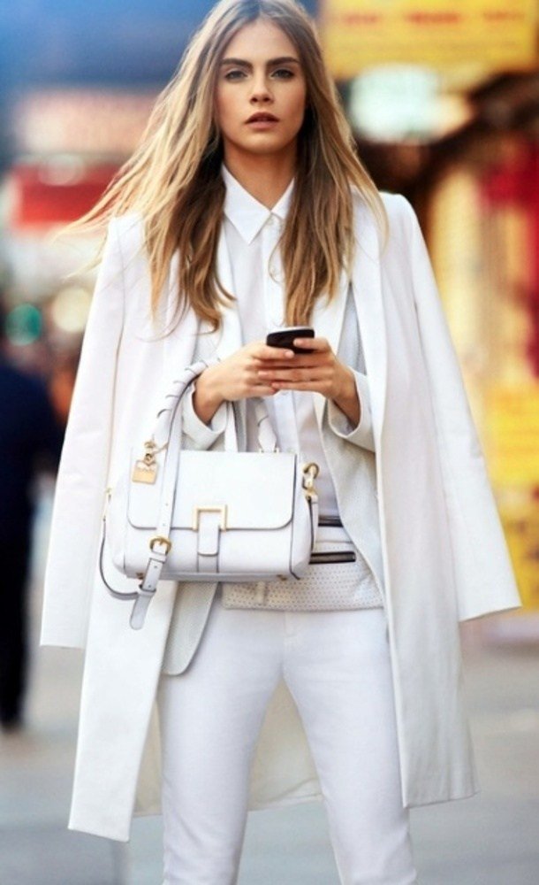 Cara Delevigne sa obliekla úplne do bieleho outfit-all-in-white-jar-jeseň-cara-delevingne