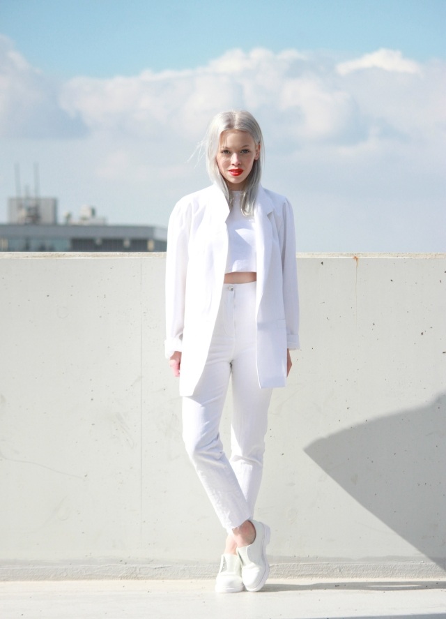 biele rifle s vysokým pásom, crop top a sako all-white-outfit-jeans-high-pas-crop-top-sako