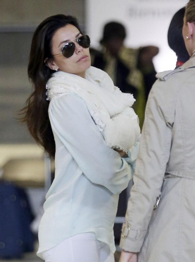 priehľadná košeľa, biele rifle a biela slučková šatka outfit-všetko-v-bielej-jeseni-eva-longoria-transparentná-košeľa-pútko-šatka