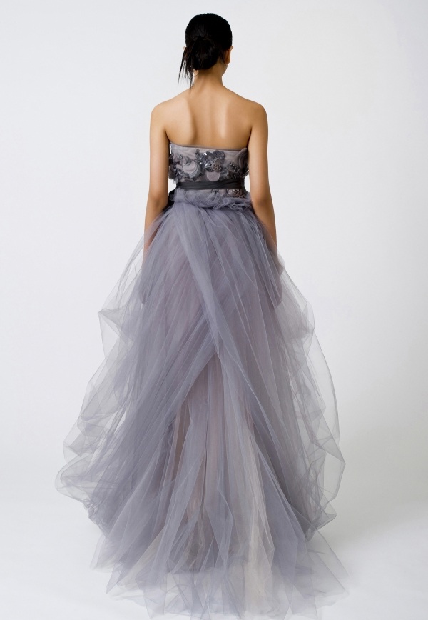 Fialové šaty s podprsenkou a organzovou sukňou šaty s kvetinovou farbou a orgovánmi