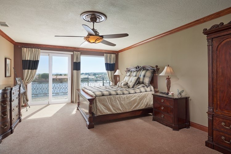 elegantný variant štýlu vidieckeho domu so starožitným nábytkom z masívneho dreva romantická spálňa-vidiecky štýl-nábytok z masívu-viktoriánsky-koberec-terasa