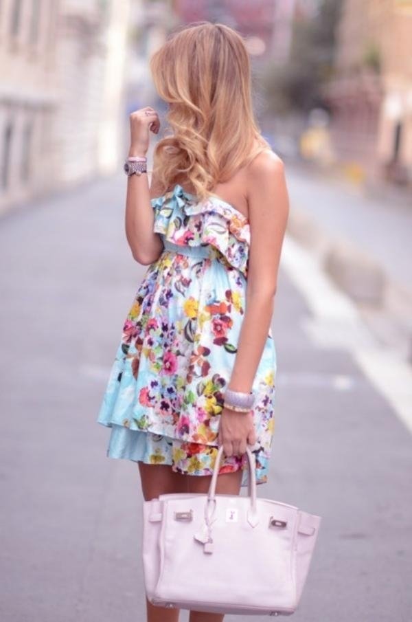 Kvetinové motívy, biely základ a vysoký pás ležérne-romantické-dámske-šaty-letná-móda