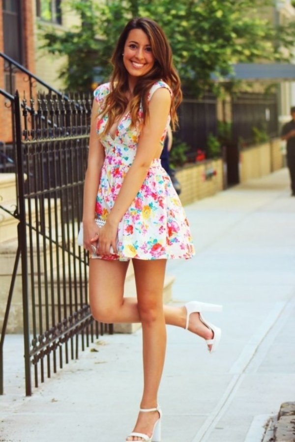 Hlboký výstrih do V, biely základ, kvetinové motívy damske saty-ulice-smejuce-zeny-leto