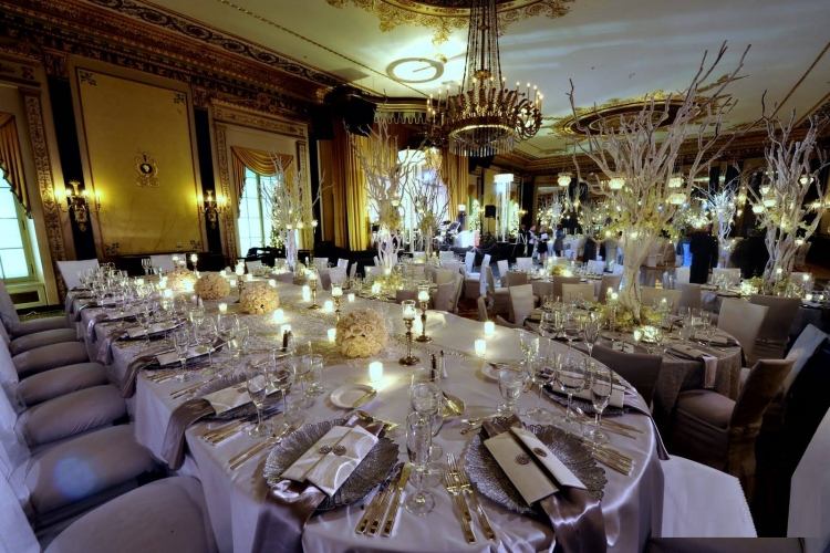 magické osvetlenie so sviečkami na jemnú nočnú svadbu zimné-svadobné-stoly-lesklé-strieborno-biele-ružové-konáre