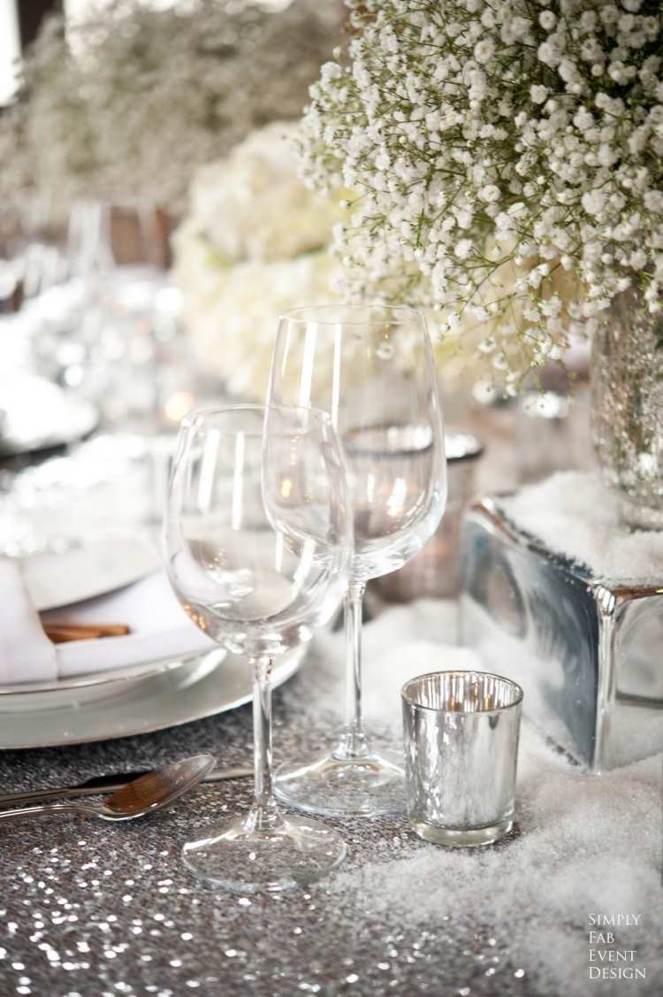 strieborný obrus, umelý sneh a kytice gypsomilky dekorácia stola-nápady-svadba-vianoce-čas-strieborný-obrus-gypsofilná kytica