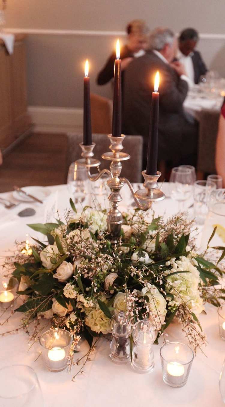 bujné kvetinové usporiadanie s bielymi kvetmi a svietnikom v strede dekorácia stola-nápady-svadba-vianoce-čas-biele-kvety-aranžmán-svietniky