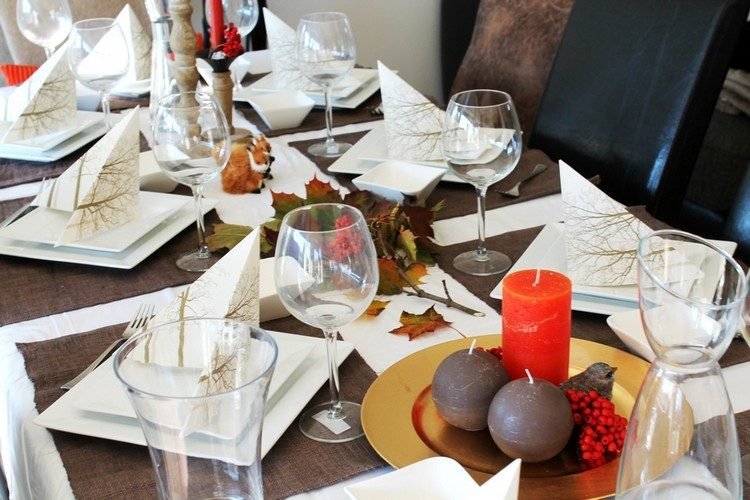 hnedé prestieranie pod biele taniere - jesenné lístie a sviečky Jesenné dekorácie-nápady-stôl-hnedé-prestieranie-jesenné-listy-tanier-sviečky
