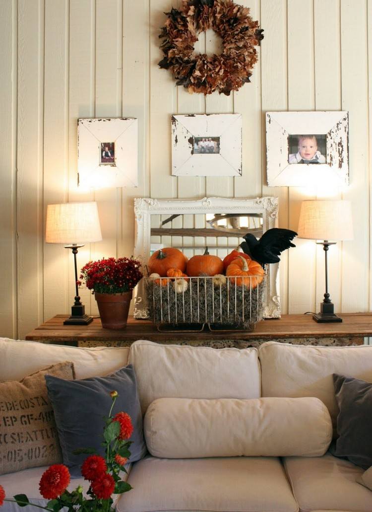 červené chryzantémy vo vedre, tekvice a veniec Jesenné dekorácie-nápady-dom-košík-tekvice-červené-chryzantémy