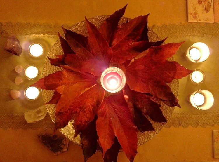 červené jesenné lístie naaranžované na podnose Jesenné dekorácie-nápady-podnos-červená-jesenné listy-sviečky