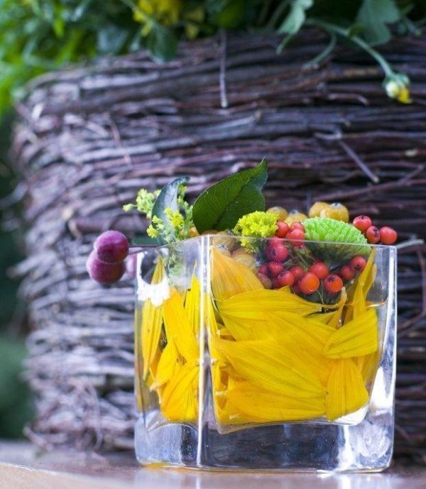 váza so štvorcovými kvetmi bobule jesenná dekorácia váza zo štvorcového skla kvety bobule jesenná dekorácia