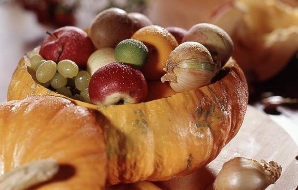 jesenná dekorácia stolík tekvica misa jablko cibuľa hrozno