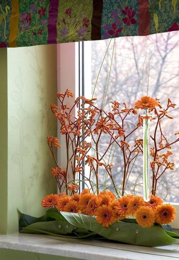 dekorácie parapetu oranžová gerbera veľké listy dekorácia okna oranžová gerbera veľké listy