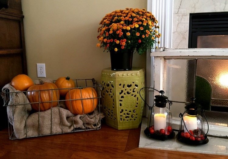 Tekvice v drôtenom košíku na pytlovine Nápady na jesennú výzdobu drôtený košík-tekvica-juta-ľan-oranžovo-chryzantéma-vedro