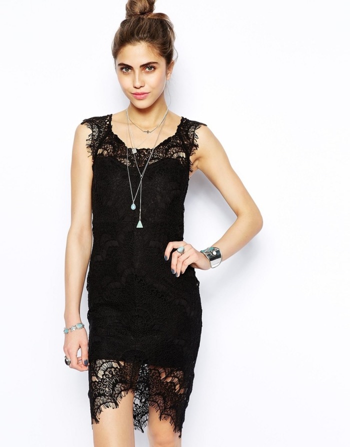 čierne mini šaty s čipkovanými detailmi a naberacím výstrihom krátke-čierne-šaty-čipky-detail-vrúbkovaný lem