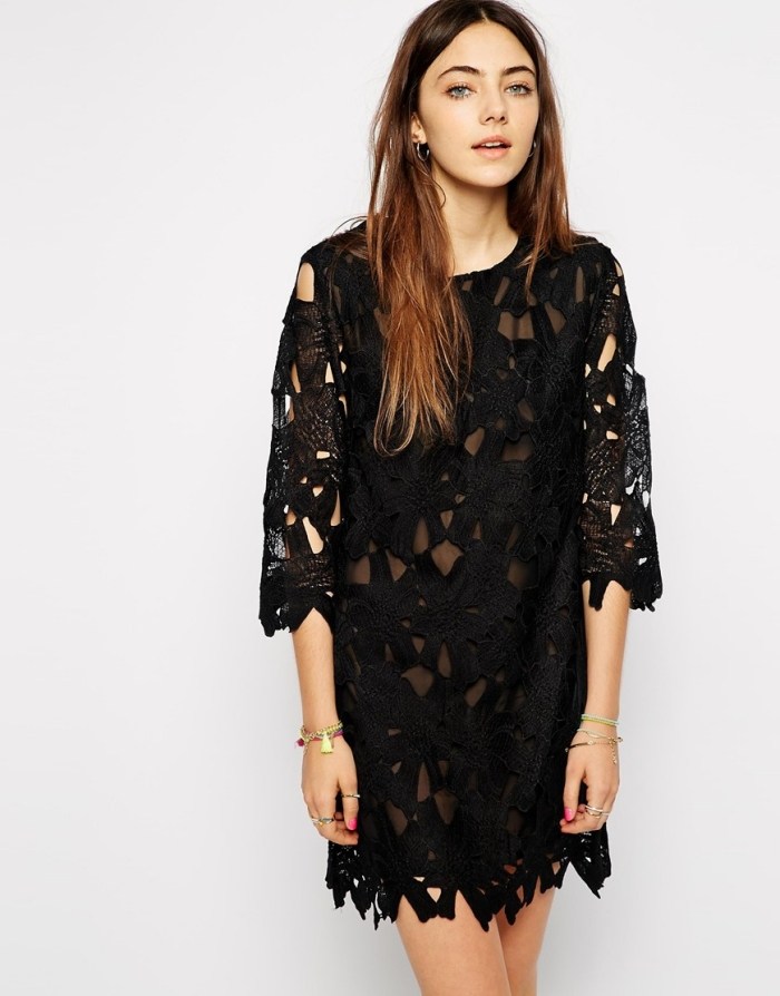 krátke čierne šaty na rad so zámkovým vzorom Natívne ružové šaty s čipkovanými dierkami