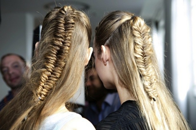 Pletené účesy v zime vyzerajú prakticky ležérne mladé Stredne dlhé vlasy pôsobia v zime prakticky mlado