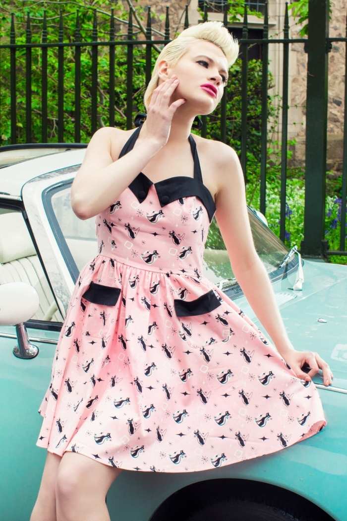 krátke šaty v ružovej farbe s čiernym mačacím vzorom Vixen-40s-Trixie-šaty-ružovo-čierne-mačky-vzor