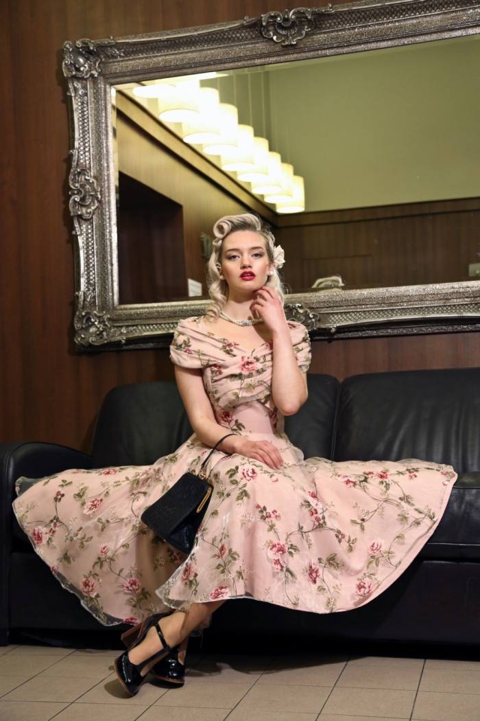 Svetlé ružové šaty Dorothy Tulle s kvetinovým vzorom rockabilly-šaty-50-te-roky-Dorothy-Tulle-kvetinový-vzor-svetloružová