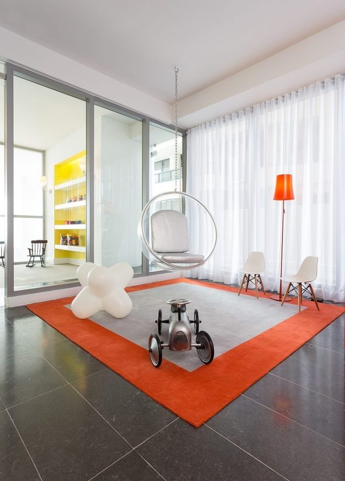 efektný nábytok-na relaxáciu-izba-pre deti-koberec-koralovo-červená-závesná stolička