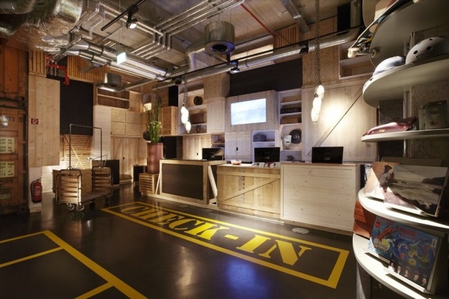 25 hodín-hotel-hamburg-recepcia-check-in-industriálny vzhľad