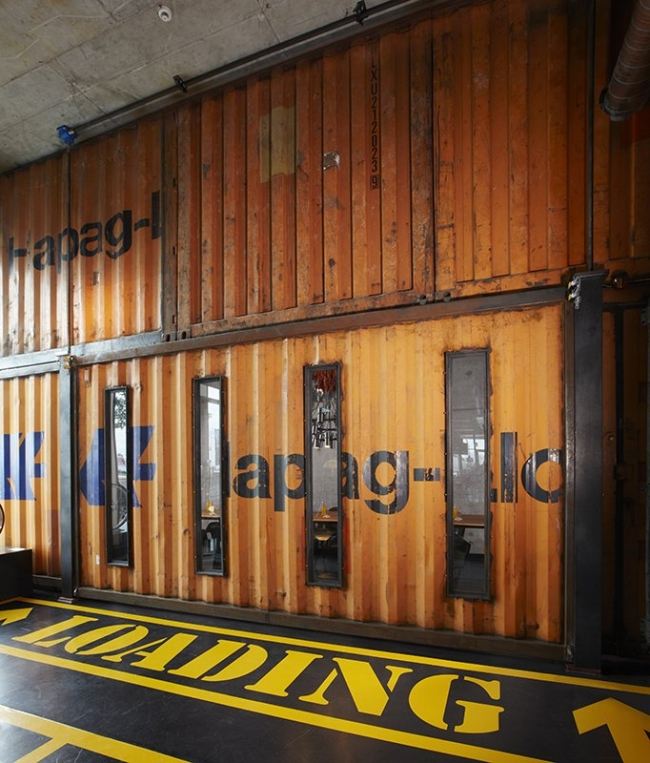 25 -hodinový interiér hotela v kovovom kontajneri v priemyselnom štýle 25 -hodinový interiérový hotel hamburg kovový kontajner v priemyselnom štýle