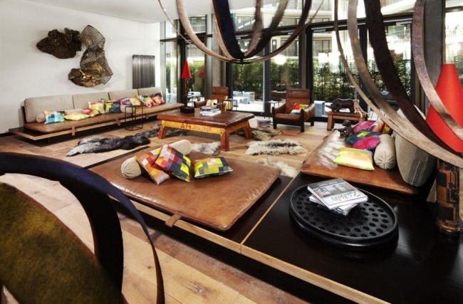 25 -hodinová hotelová hala kožené kovové predmety 25 -hodinová hotelová hamburg v hale, kožené kovové predmety