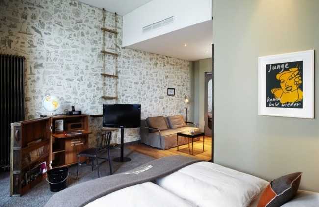 25 -hodinová hotelová suita Hamburk zariadená drevenou stoličkou 25 -hodinový dizajn zariadenia hotela Hamburk