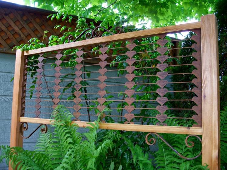 nápady na dekoráciu záhrady, súkromná obrazovka, kovová hrdza, drevený rám v tvare srdca