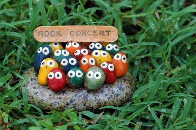 Postavy záhradný trávnik-ozdobte balvany-farbu