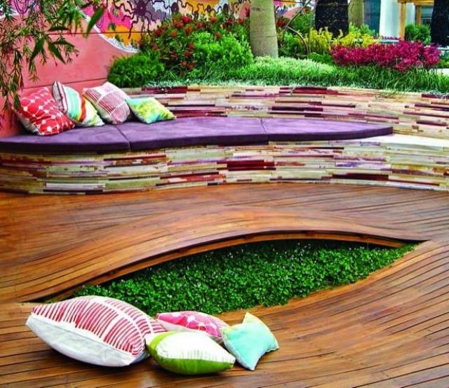 Vonkajšia drevená lavička s integrovaným ekologickým vankúšom sedadla